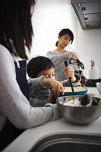 孩子帮忙做饭图片