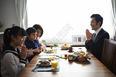 一家人一起吃早餐图片
