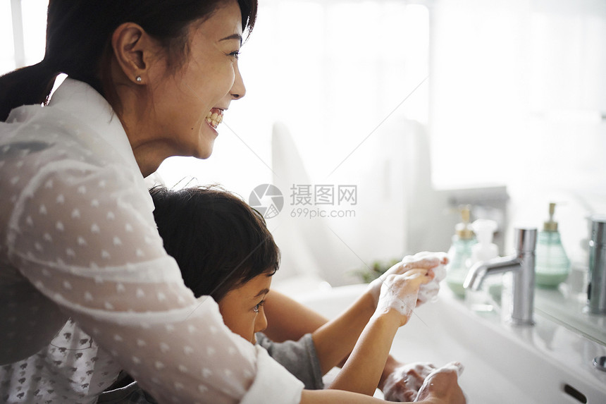 妈妈帮小男孩洗手图片