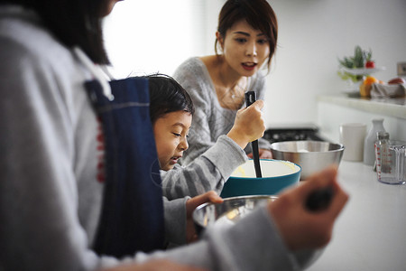 孩子帮忙母亲做饭图片