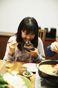 女孩和家人一起吃寿喜烧图片