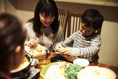 一家人一起吃寿喜烧图片
