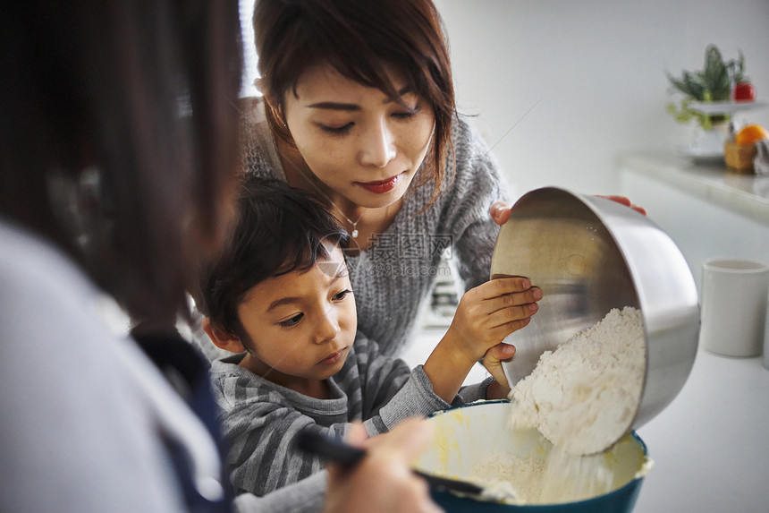 孩子帮忙做饭图片