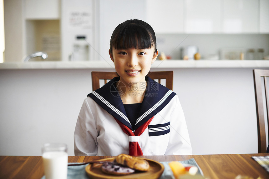 快乐吃早餐的初中女生图片