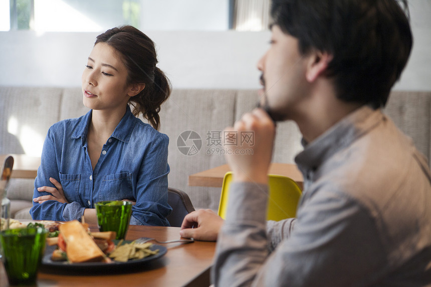 男人和女人一起吃午饭图片