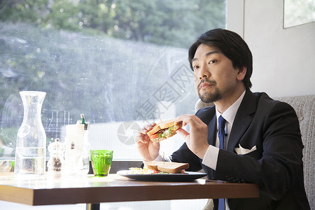 吃三明治的男人背景图片