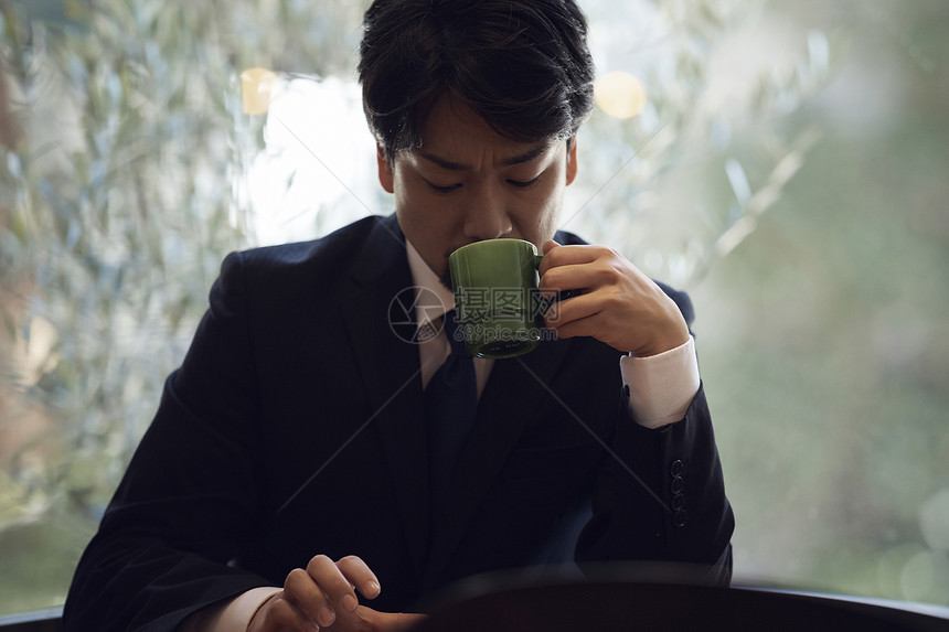 正在喝咖啡的商人图片