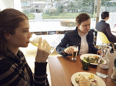 男人和女人在一起吃饭就餐图片