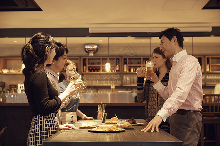 男人和女人在聚餐吃饭图片