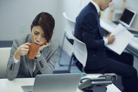 职业女性上班疲惫喝咖啡图片
