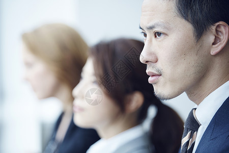 看向窗外的商务男士和女性图片