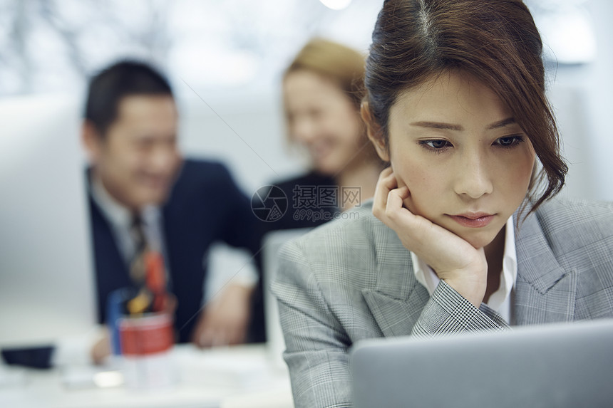 电脑前的商务女士图片