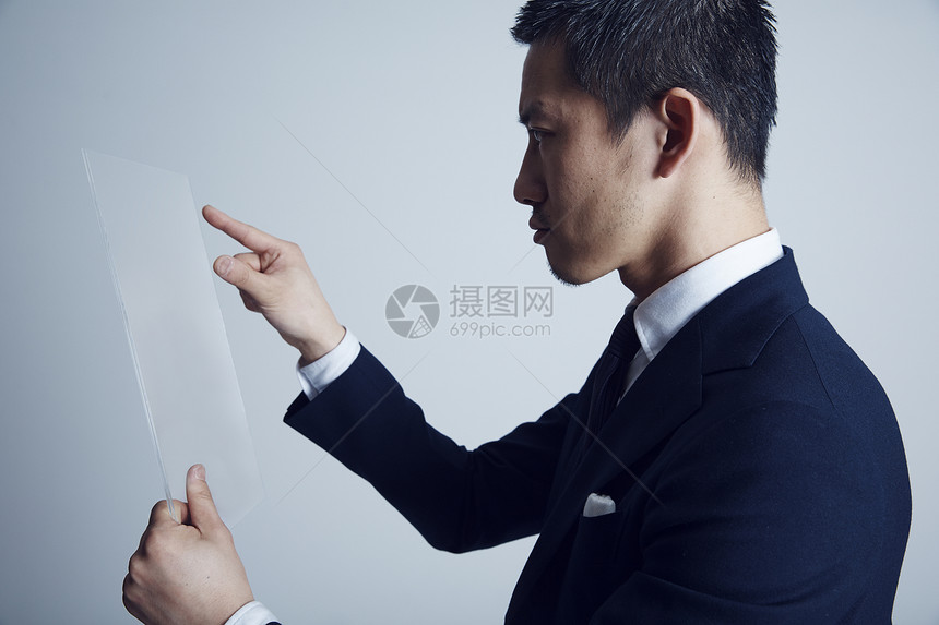 手指操作电子面板的商务人士图片