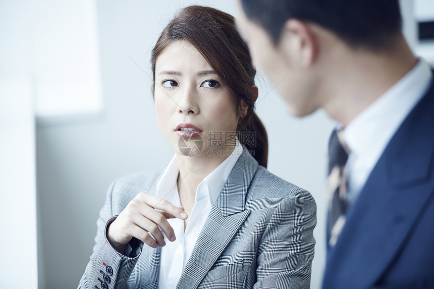 和男同事沟通的职场女性图片