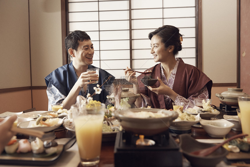 一对夫妇在一家旅馆用餐图片