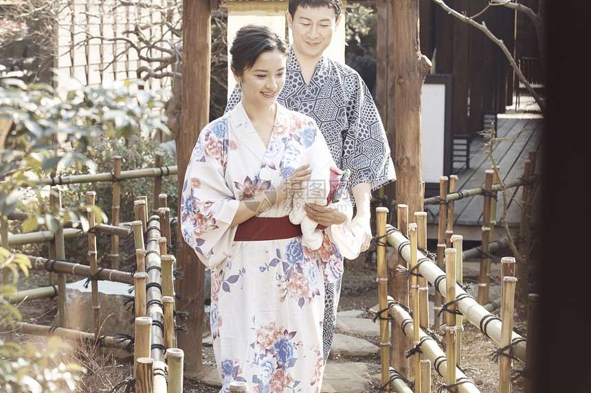 男人和女人享受温泉之旅图片