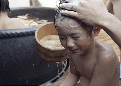 家人人物欢快孩子洗头图片