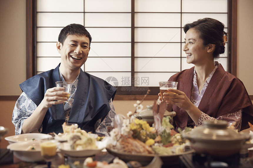 一对夫妇在一家旅馆用餐图片