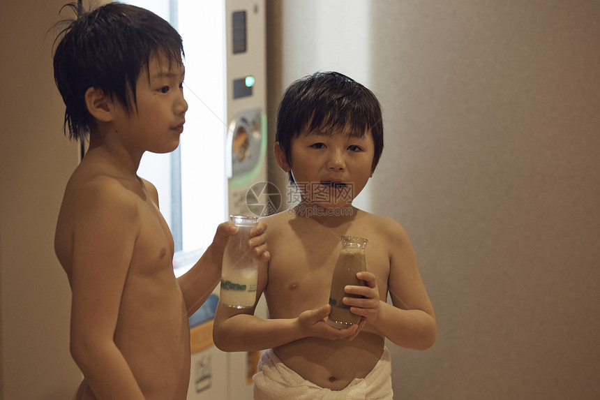 儿童在温泉旅馆喝饮料图片