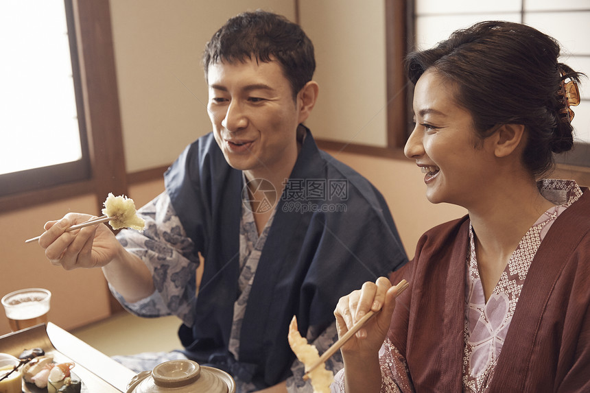 一对夫妇在一家旅馆用餐图片