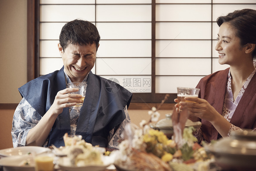 一对夫妇在一家旅馆用餐图片