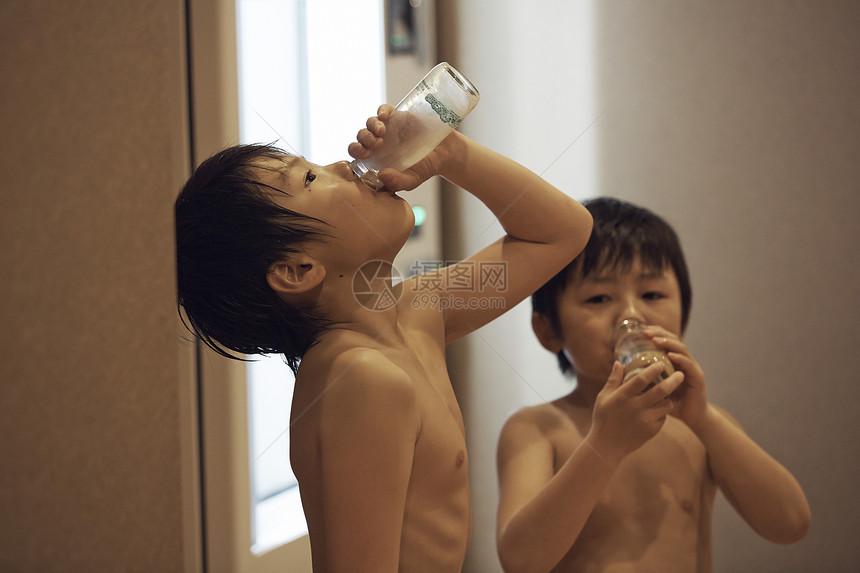 泡温泉的儿童喝牛奶图片