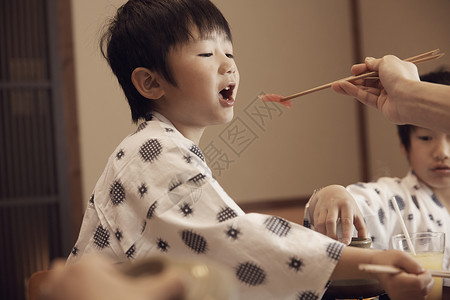 在温泉旅店吃饭的小男孩图片