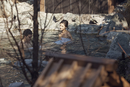 一对夫妇浸泡在温泉里享受高清图片