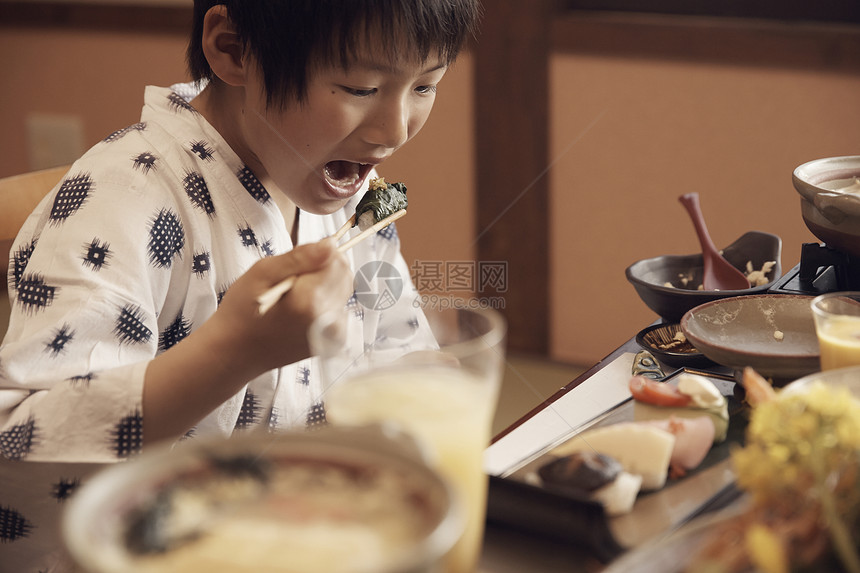 在日式旅店吃饭的小男孩图片