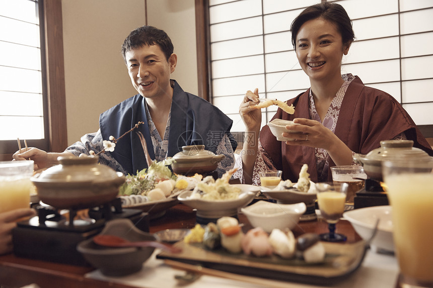 一对夫妇在温泉旅馆用餐图片