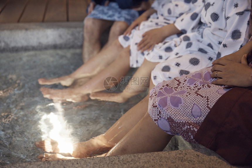 沉浸在足浴中的一家人图片