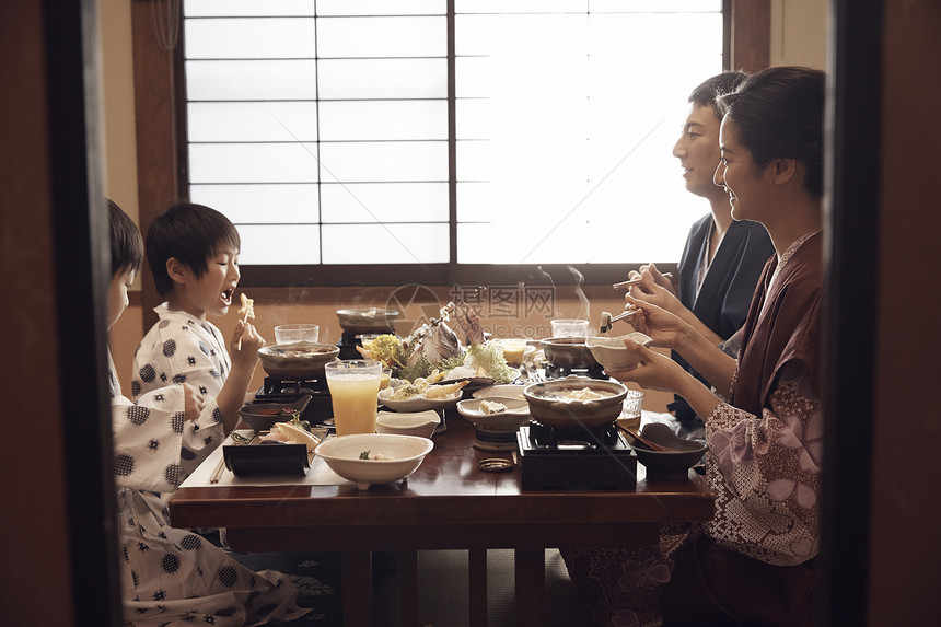 幸福一家人在旅馆用餐图片