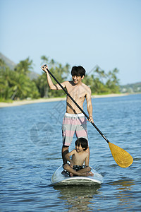 父子在玩海上桨板运动图片