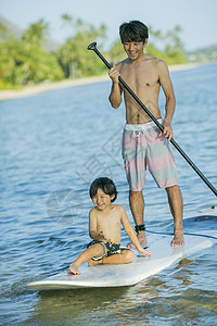 父子在玩海上桨板运动高清图片