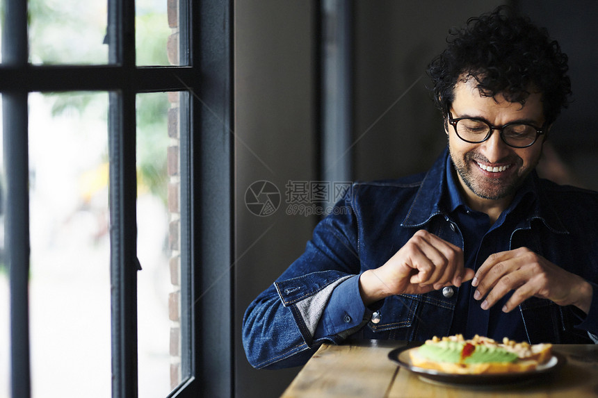 在咖啡馆吃午饭的男人图片