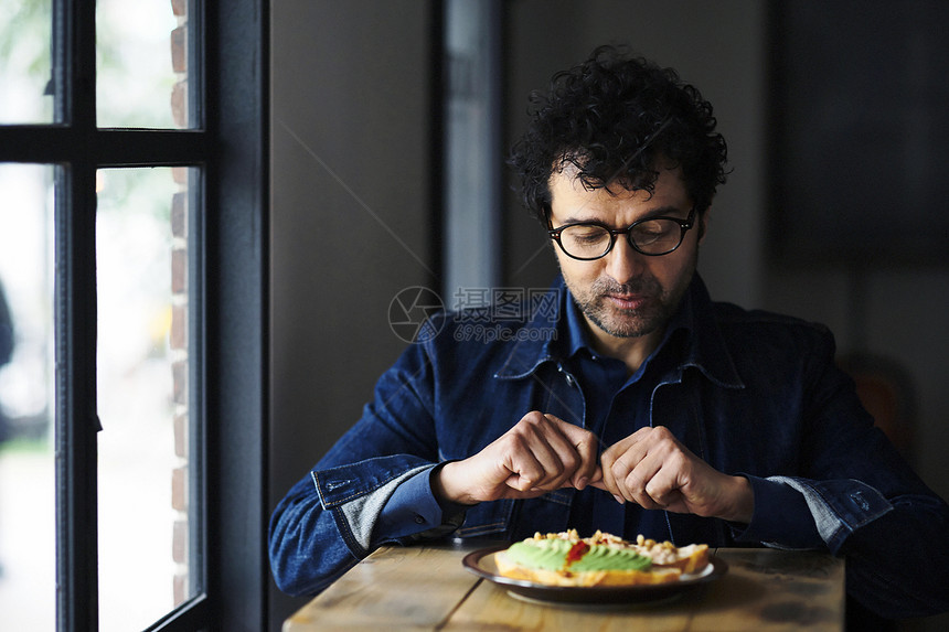一个在咖啡馆吃午饭的男人图片