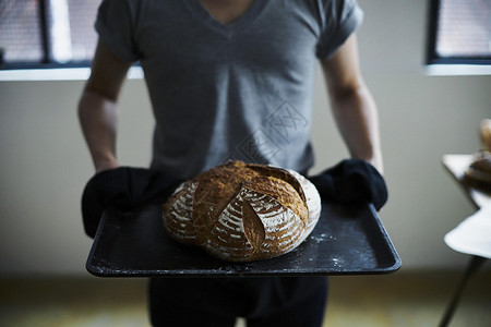 面包师做面包图片