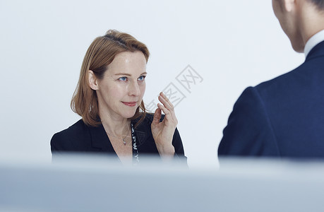 沟通交流的商务男士和女士图片