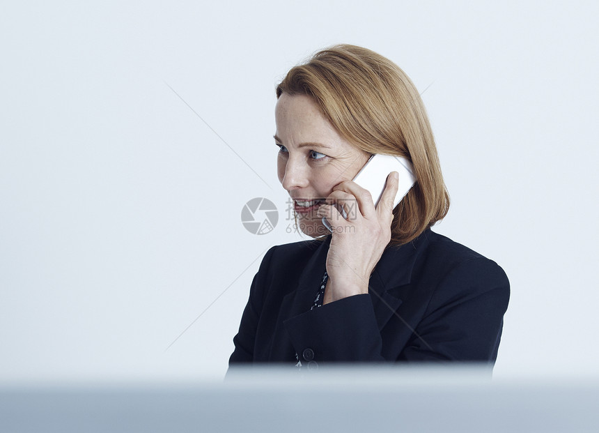 打电话的商务女性形象图片