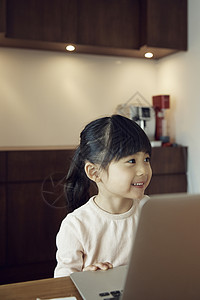 操作电脑的孩子图片