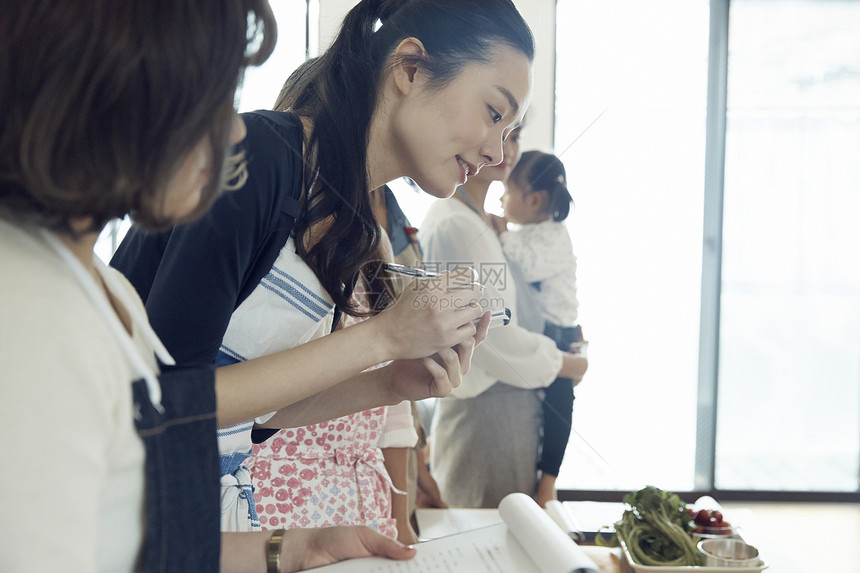 做饭的女人图片