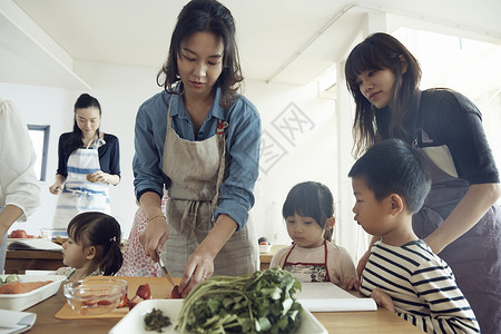 给孩子做饭的母亲们图片