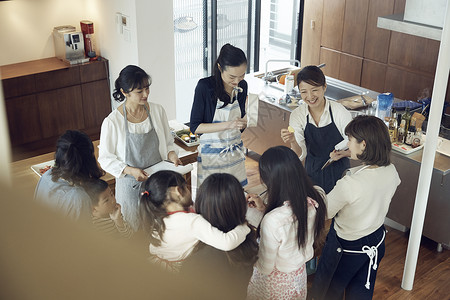 母亲和孩子们做饭背景图片