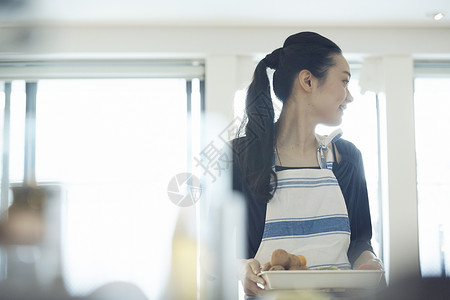 女生准备做饭图片