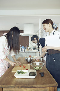 女人在家里做饭图片