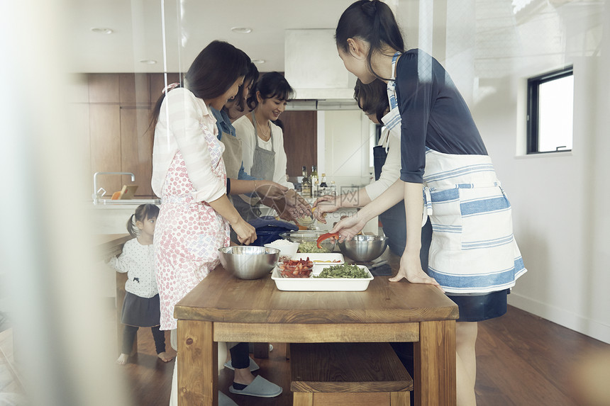 女人在家里做饭图片