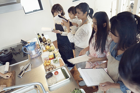 妇女学习烹饪课程背景图片
