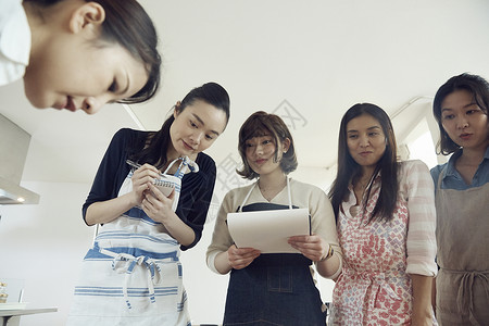 妇女学习烹饪课背景图片