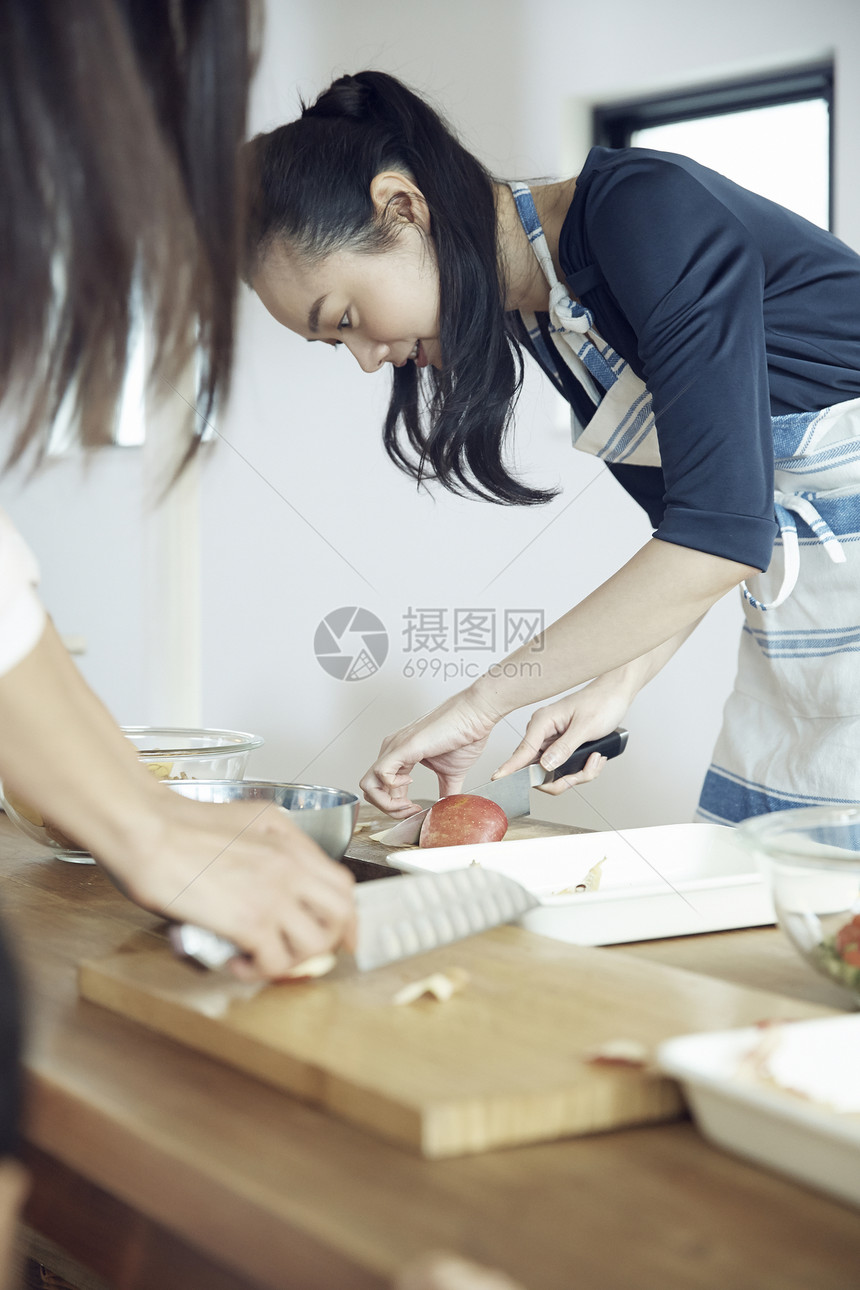 妇女学习烹饪课图片