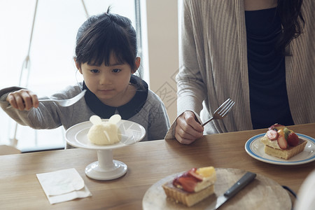 在客厅吃甜食的小女孩图片